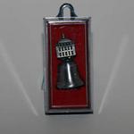 BL1012    $4.50

The Gov.'s Palace sits atop this pewter bell